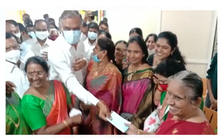 అమ్మా మాస్క్ మస్ట్.. ఇదిగో మాస్క్ పెట్టుకో- మంత్రి హరీష్‌