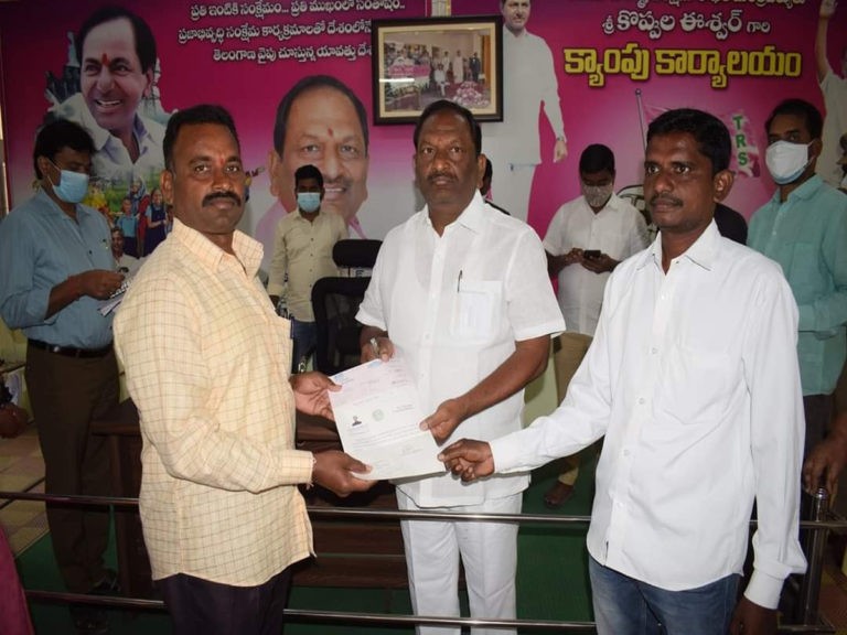 లబ్ధిదారులకు CMRF చెక్కులు అందించిన మంత్రి..