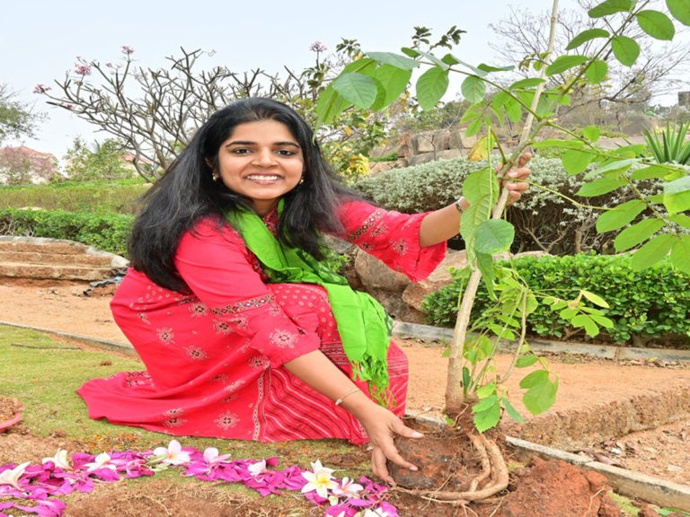 గ్రీన్ ఛాలెంజ్: మొక్కలు నాటిన అర్చన సురేష్