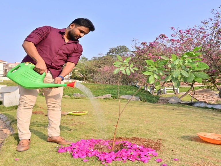 పర్యావరణ పరిరక్షణకు ప్రతి ఒక్కరు మొక్కలు నాటాలి..