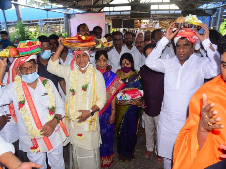 జ్ఞాన సరస్వతి అమ్మవారికి పట్టు వస్త్రాలు సమర్పించిన మంత్రి అల్లోల..