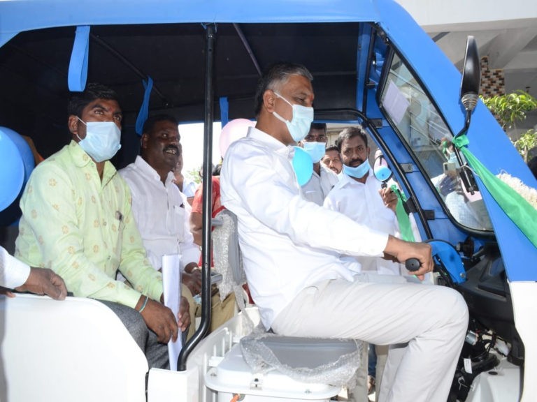 ఆటో నడిపిన మంత్రి హరీష్‌ రావు..