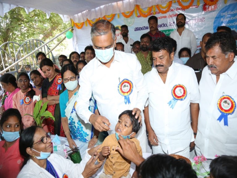పోలియో చుక్కలు వేయించడంలో నిర్లక్ష్యం వద్దు- మంత్రి హరీష్‌