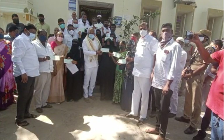 కళ్యాణ లక్ష్మి చెక్కులు పంపిణీ చేసిన మంత్రి మల్లారెడ్డి..