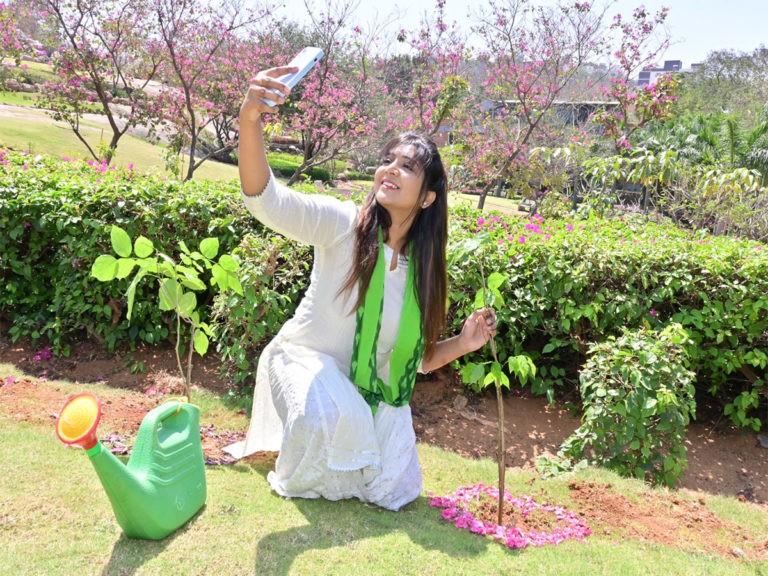 గ్రీన్ ఛాలెంజ్‌లో మొక్కలు నాటిన యాంకర్ డాలి..