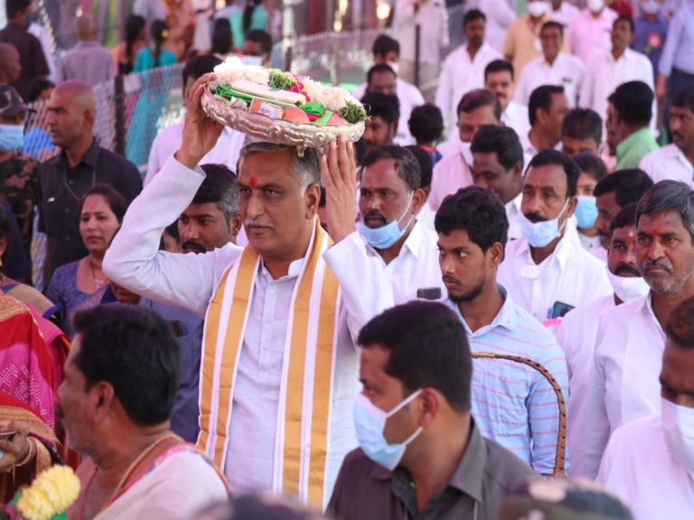 వన దుర్గామాతకు పట్టువస్త్రాలు సమర్పించిన మంత్రి హరీష్‌..