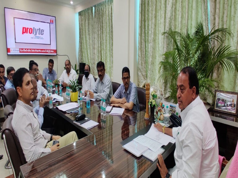 పనుల్లో పురోగతి లేదు.. అధికారులపై మంత్రి అస‌హ‌నం..