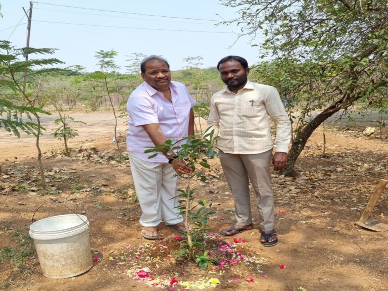మొక్కలు నాటిన టీఆర్‌ఎస్ నేత గుడాల భాస్కర్..