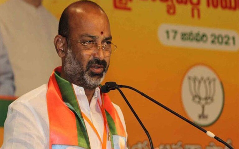 బండికి షాక్‌.. కారెక్కిన బీజేపీ కార్పొరేటర్లు..