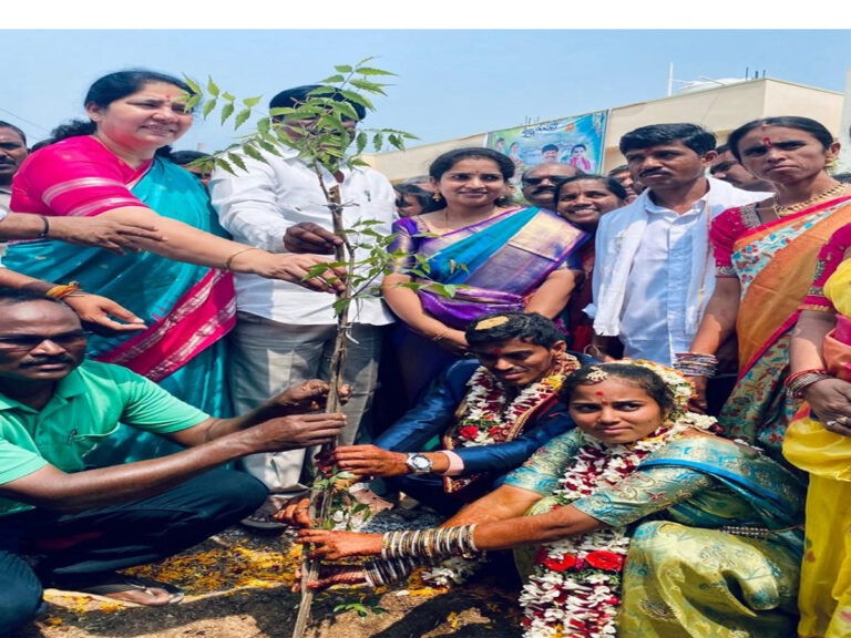 మంత్రితో కలిసి మొక్కలు నాటిన కొత్త దంపతులు..