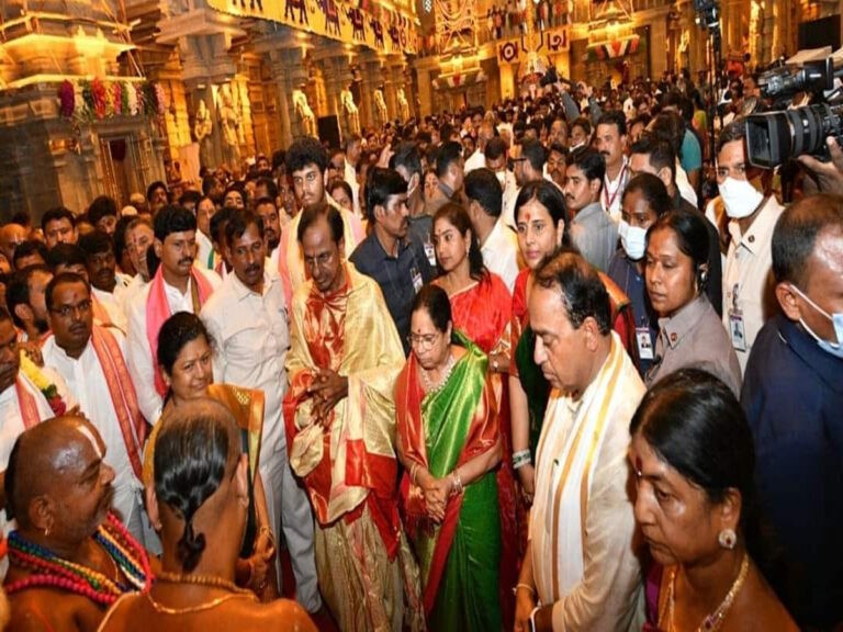 యాదాద్రి మహాసంప్రోక్షణలో సీఎం కేసీఆర్ దంపతులు…