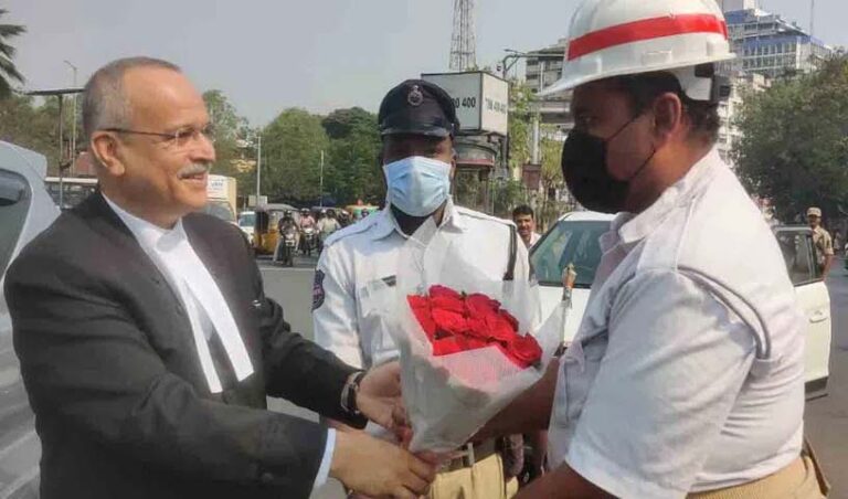 ట్రాఫిక్ హోంగార్డును అభినందించిన హైకోర్టు సీజే..