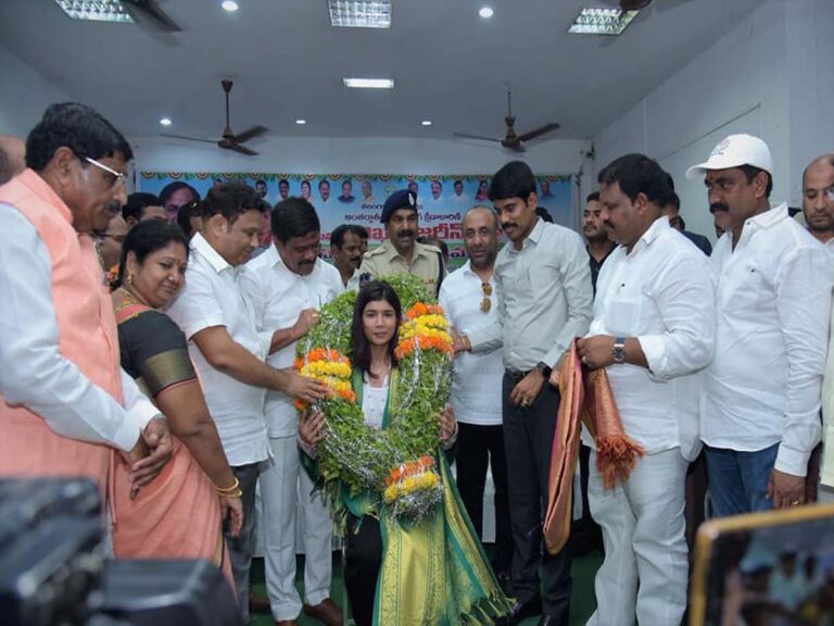 నిఖాత్ జరీన్‌ను సన్మానించి మంత్రి ప్రశాంత్‌ రెడ్డి..