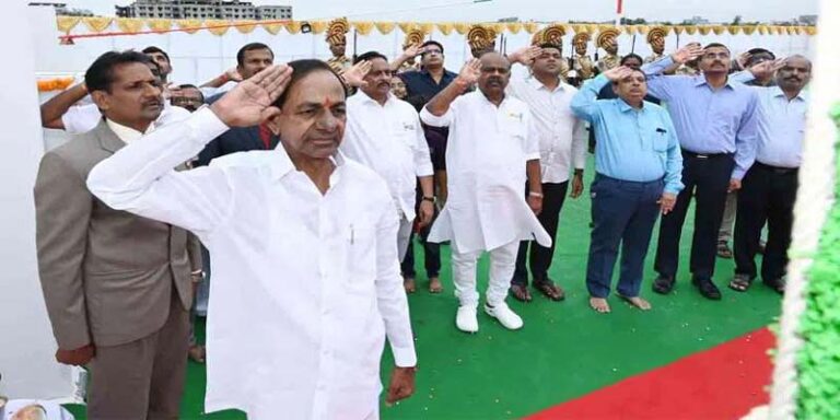 జాతీయ‌ జెండా ఆవిష్క‌రించిన సీఎం కేసీఆర్