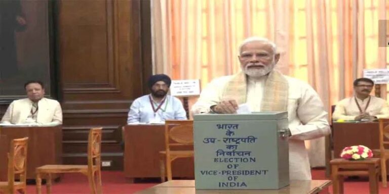 ఓటేసిన ప్రధాని మోడీ…