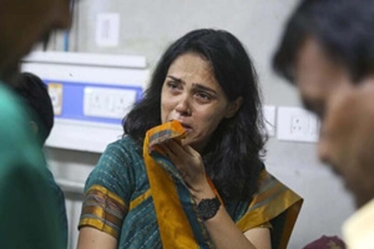 బాధితులను చూసి ఏడ్చిన ఓ ఐఏఎస్‌ ఎక్కడో తెలుసా….