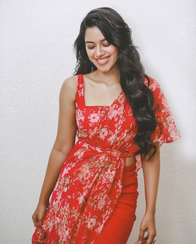 Actress Mirnalini Ravi photos stills