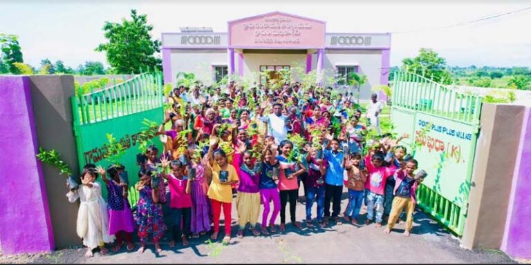 మొక్కలు నాటిన ముఖాఖ్రే ప్రజలు..