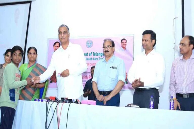 డయాలసిస్‌ పేషెంట్లకు పెన్షన్లు పంపిణీ చేసిన:హరీశ్‌రావు