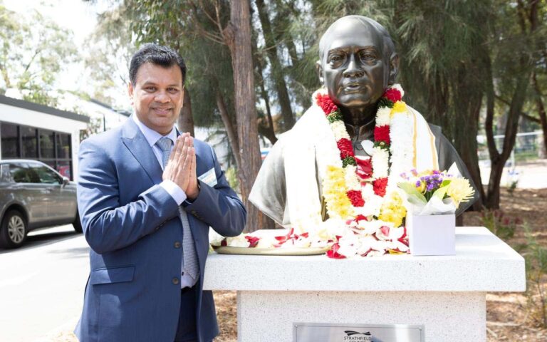 విదేశాల్లో మొదటి ప్రధాని విగ్రహం:మహేష్‌