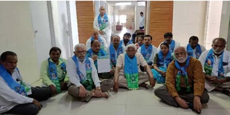 ఈసీ తీరుకు నిరసనగా కోదండరాం ధర్నా..