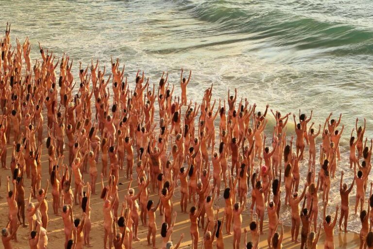 బీచ్‌లో నగ్న ఫోటోషూట్ ఎక్కడో తెలుసా…