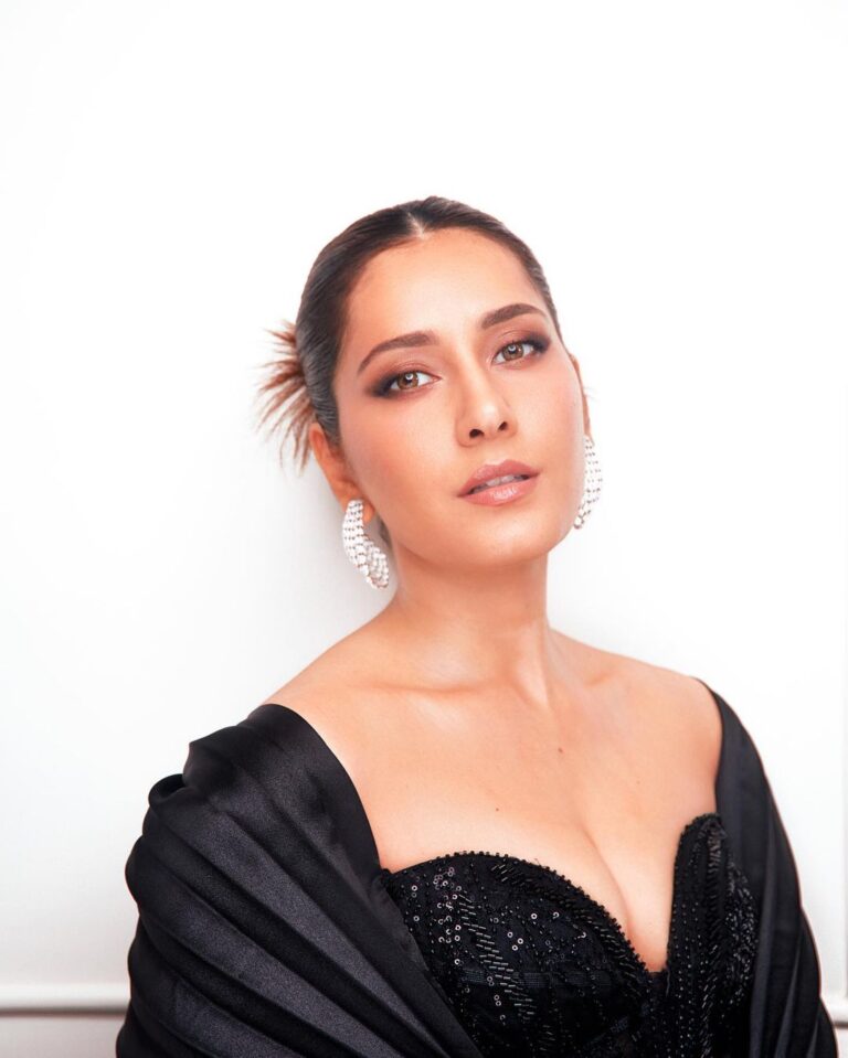 Raashi Khanna latest pics