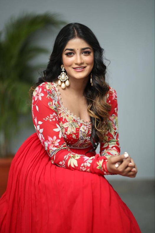 Rama Banam Fame Dimple Hayathi Pics