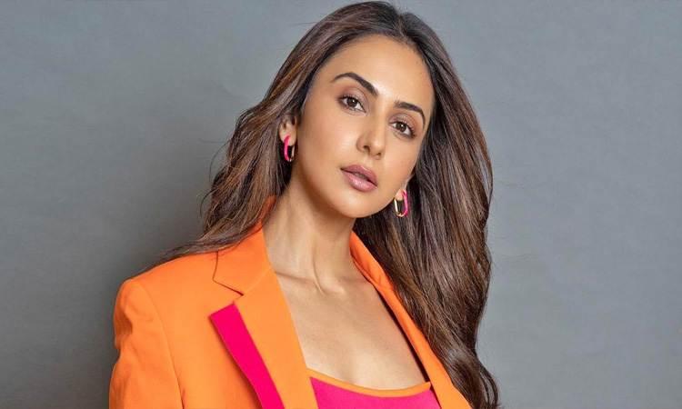 ప్రశంసలు, శాపనార్ధాలు.. మధ్యలో రకుల్