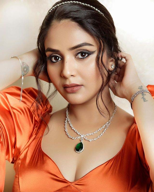 Srimukhi new glamorous photos