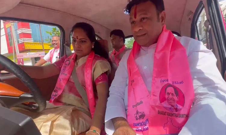 ఎన్నికల ప్రచారం..కారు నడిపిన ఎమ్మెల్సీ కవిత