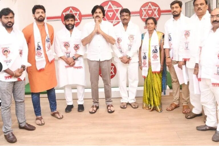 జనసేన అభ్యర్థులకు బీ ఫామ్ ఇచ్చిన పవన్..