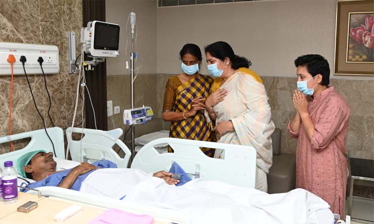 కేసీఆర్‌ను పరామర్శించిన ప్రకాశ్ రాజ్,మాజీ మంత్రులు