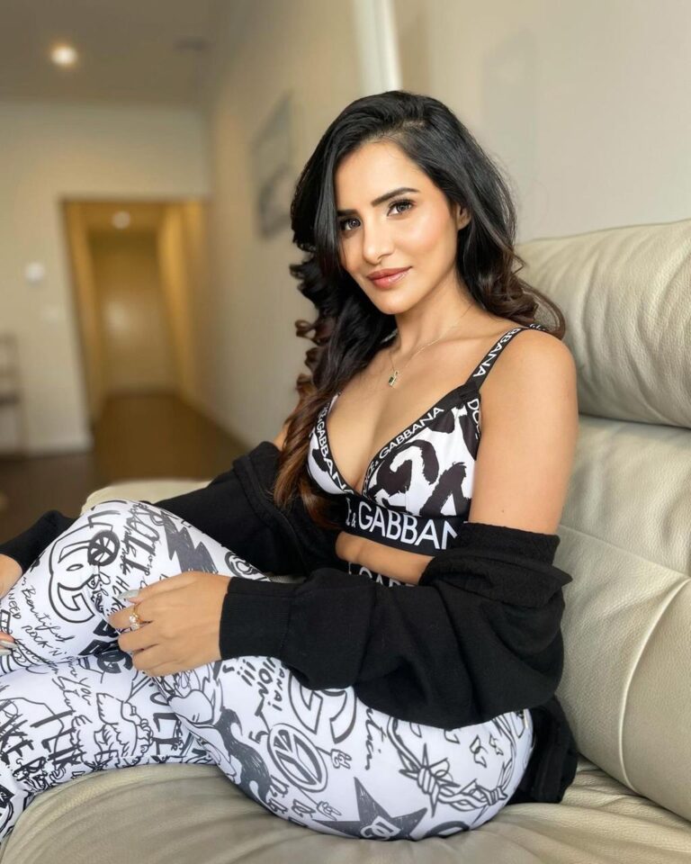 Ashu Reddy Stunning stills