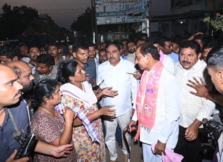 బస్సుయాత్ర..హోటల్‌లో ఛాయ్ తాగిన కేసీఆర్