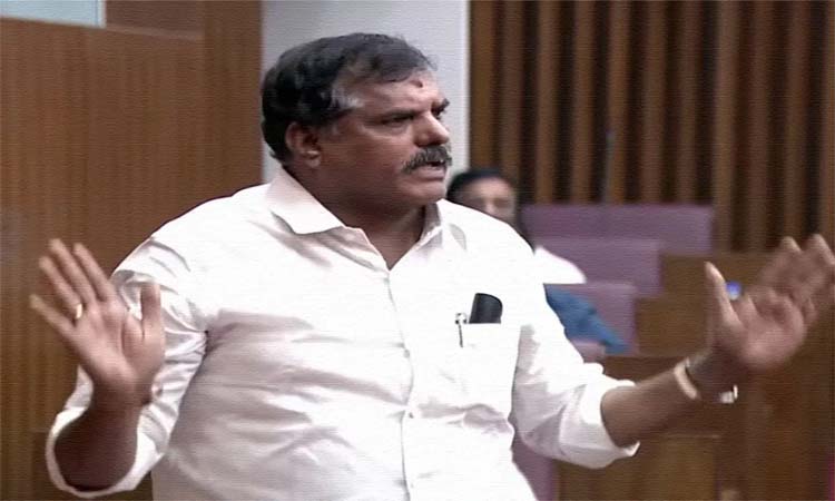 లబ్దిదారులకు రాజకీయాలు అంటగడతారా?