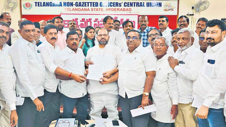 ప్రభుత్వ ఉద్యోగులపై ఆక్రమ కేసులా?:జేఏసీ