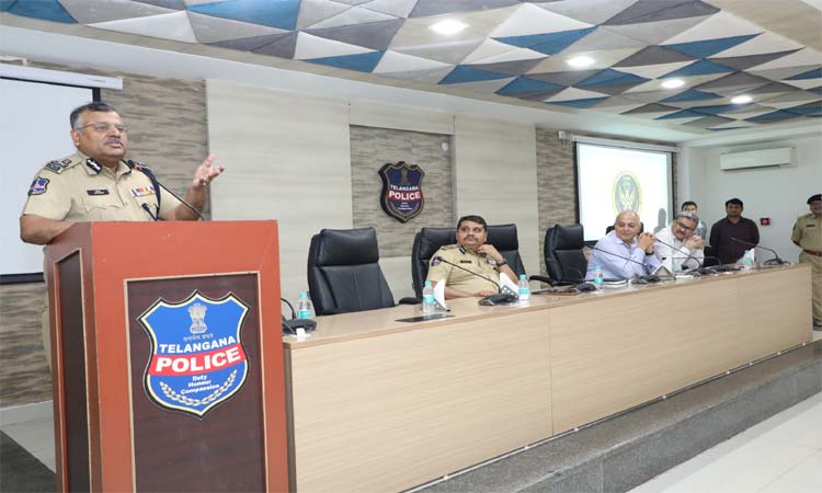 ప్రజల మనసు గెలవండి: డీజీపీ