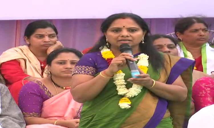 పూలే విగ్రహ ఏర్పాటుకై ఎమ్మెల్సీ కవిత దీక్ష