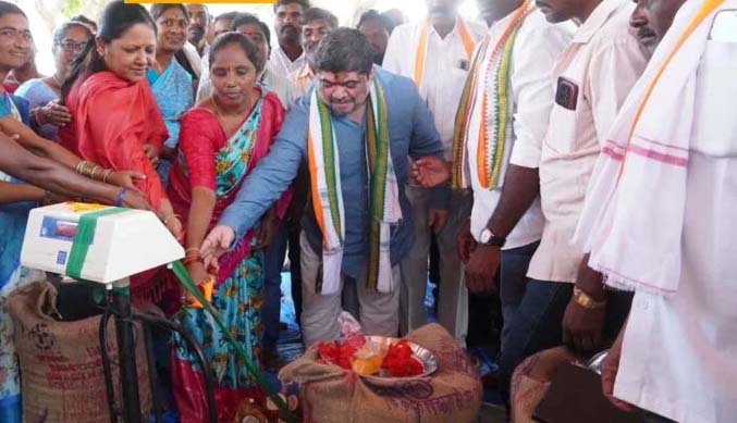 వడ్లను బయట అమ్మకండి..రైతులతో పొన్నం