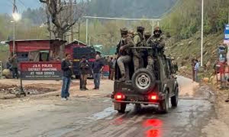కశ్మీర్‌ అడవుల్లో ఉగ్రవాదుల కోసం వేట