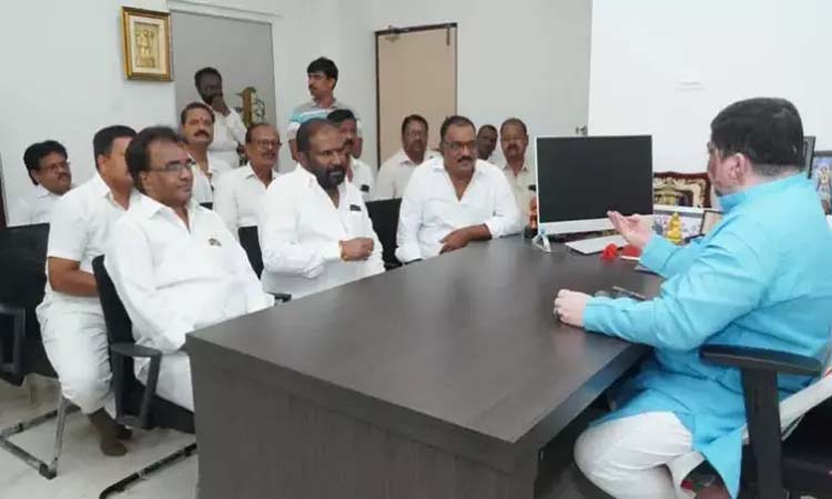 మంత్రి పొన్నంతో ఆర్టీసీ సంఘాల భేటీ