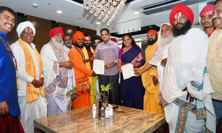 టీటీడీ ఛైర్మన్‌తో ఎమ్మెల్సీ కవిత భేటీ