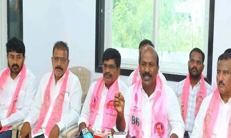 ప్రశ్నిస్తే కేసులా..రైతులకు రూ.800 కోట్లు బాకీ