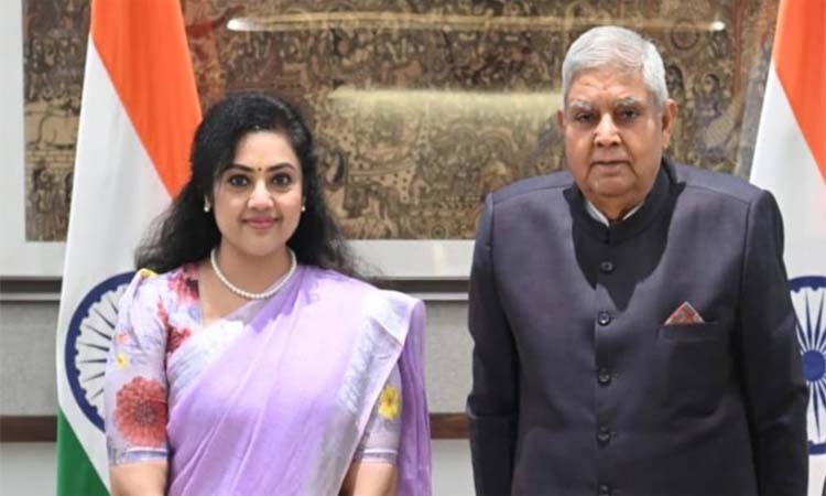 హీరోయిన్ మీనా పొలిటికల్ ఎంట్రీ!