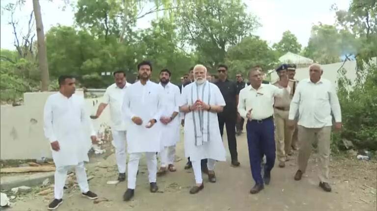 క్షతగాత్రులను పరామర్శించిన మోదీ..