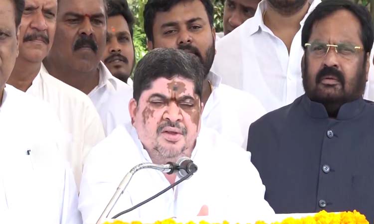 పీవీ మెమోరియల్ పూర్తి చేస్తాం: పొన్నం