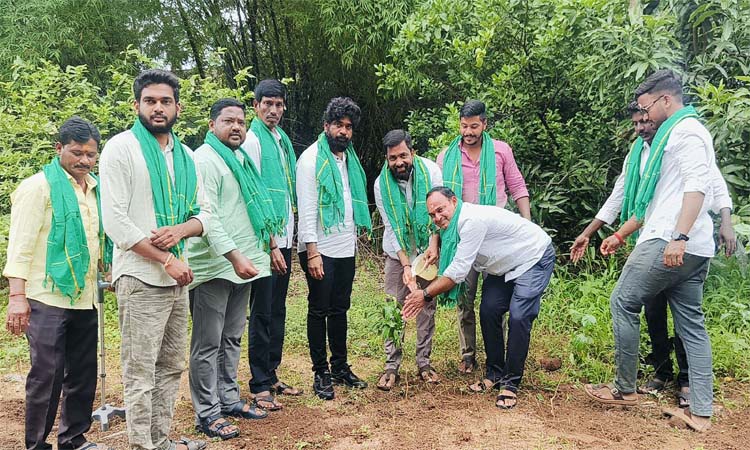 GIC:హరితహారంలో బీఆర్ఎస్ నాయకులు