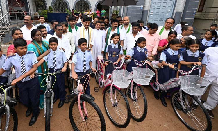 కేటీఆర్ బర్త్ డే.. గిఫ్ట్ ఏ స్మైల్