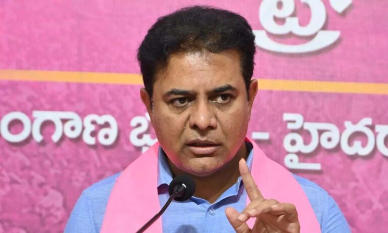 పోలీసుల దౌర్జన్యాన్ని ఖండించిన కేటీఆర్